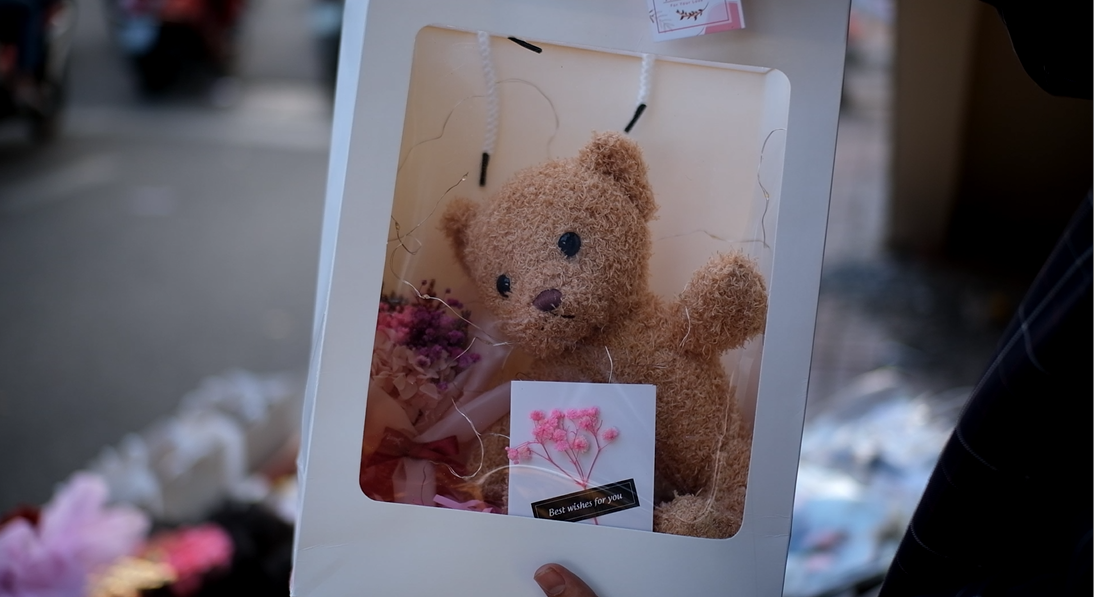 Hộp quà gồm bó hoa khô nhỏ, gấu bông, socola kèm thiệp có giá từ 150.000-250.000 đồng.