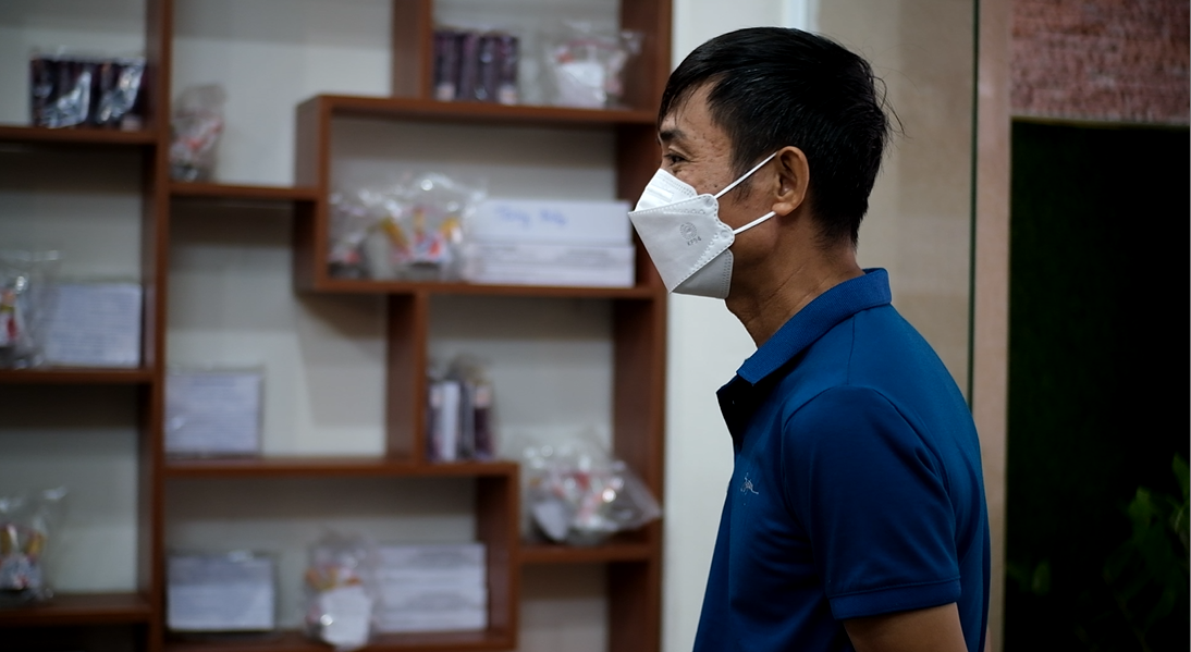 Anh Đinh Văn Nguyện tỏ ra thất vọng khi chưa mua được sản phẩm giàn phun viên. Anh Đinh Văn Nguyện tỏ ra thất vọng khi chưa mua được sản phẩm giàn phun viên.