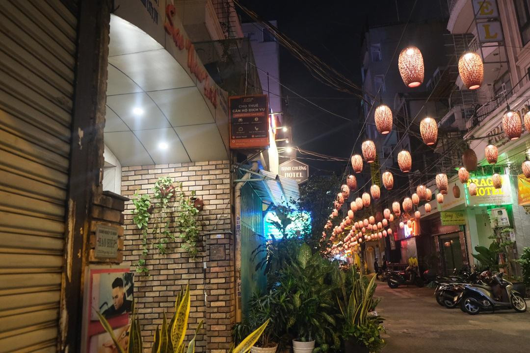 Nhiều khách sạn, cơ sở lưu trú quanh khu vực phố Bùi Viện (quận 1, TP.HCM) chuyển đổi sang loại hình nhà trọ để cho thuê theo tháng, giảm giá thuê phòng,...để kích cầu du khách.