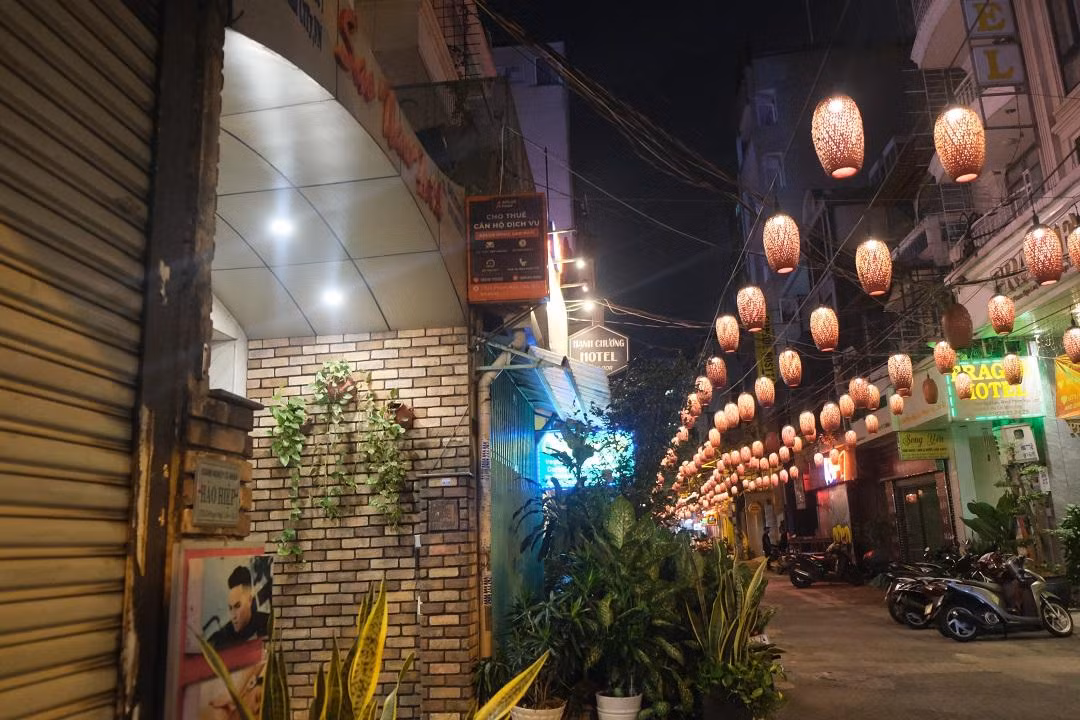 Nhiều khách sạn, cơ sở lưu trú quanh khu vực phố Bùi Viện (quận 1, TP.HCM) chuyển đổi sang loại hình nhà trọ để cho thuê theo tháng, giảm giá thuê phòng,...để kích cầu du khách. Nhiều khách sạn, cơ sở lưu trú quanh khu vực phố Bùi Viện (quận 1, TP.HCM) chuyển đổi sang loại hình nhà trọ để cho thuê theo tháng, giảm giá thuê phòng,...để kích cầu du khách.