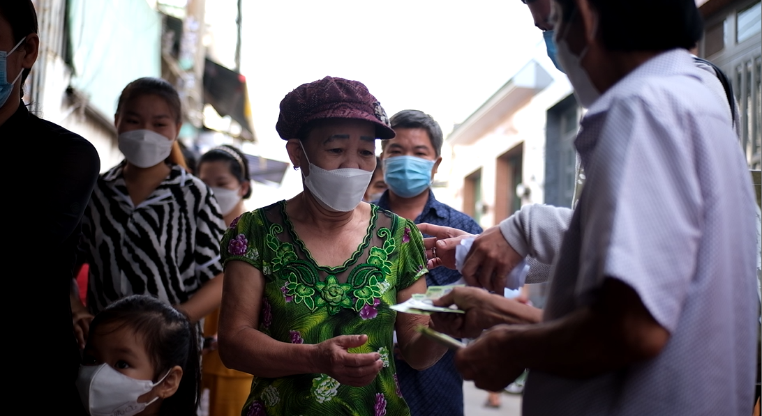Để trao số tiền cho đúng đối tượng khó khăn cần hỗ trợ, ông Tư đã chủ động liên hệ với tổ trưởng ở các khu phố, lập danh sách và phát phiếu. Trong ngày 12/12, 400 người lao động nghèo mang phiếu đến và nhận tiền hỗ trợ.