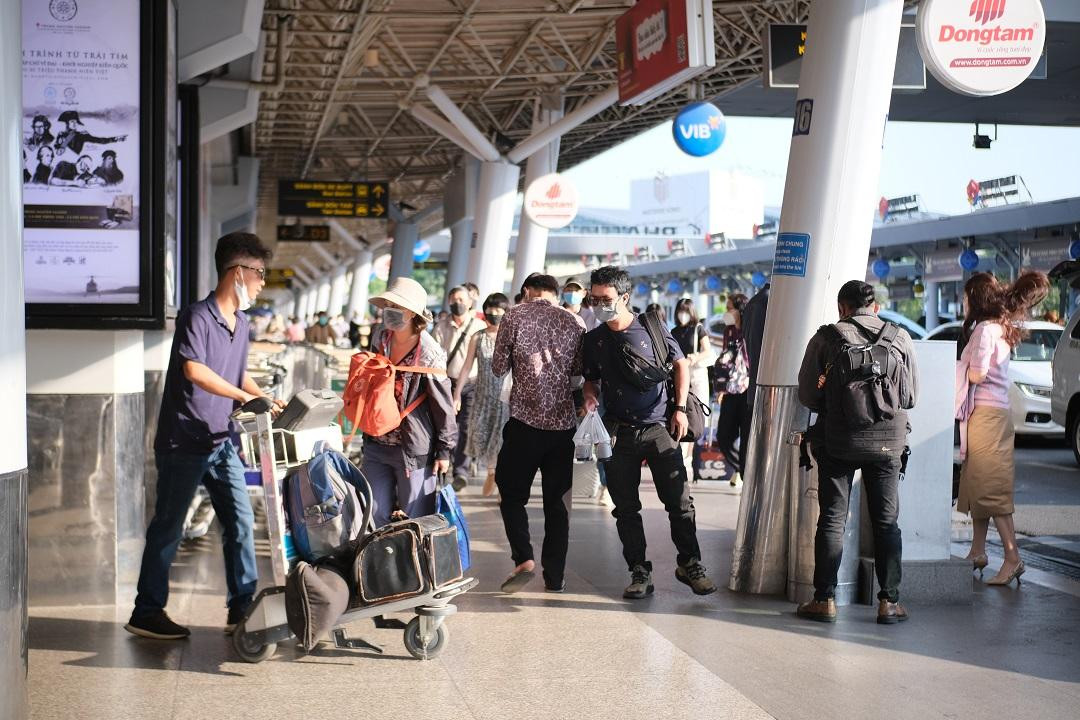 Từ sáng sớm ngày 22/1, rất đông người dân đến sân bay Tân Sơn Nhất để về quê hoặc đi du lịch đón năm mới.