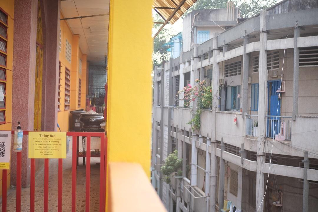 Đó là ngôi chùa Từ Đức ở số 100/4C Hùng Vương, quận 5, được xây dựng với diện tích khoảng 700m2, nằm hoàn toàn tại tầng 4 chung cư Hùng Vương.