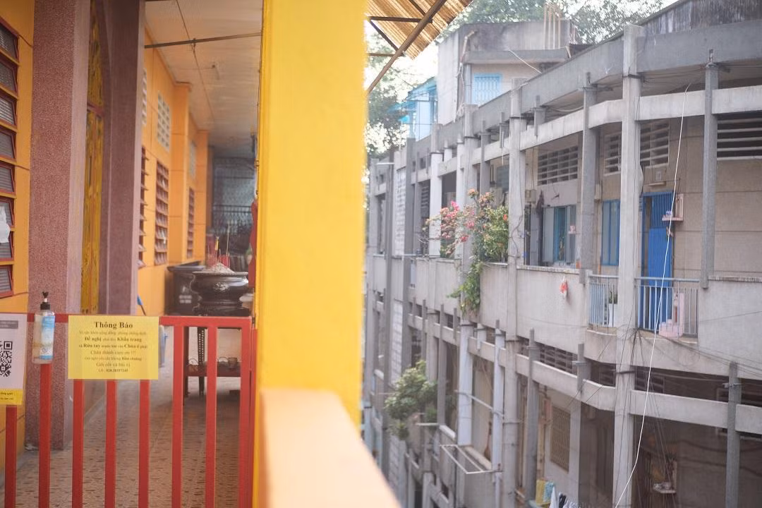 Đó là ngôi chùa Từ Đức ở số 100/4C Hùng Vương, quận 5, được xây dựng với diện tích khoảng 700m2, nằm hoàn toàn tại tầng 4 chung cư Hùng Vương.