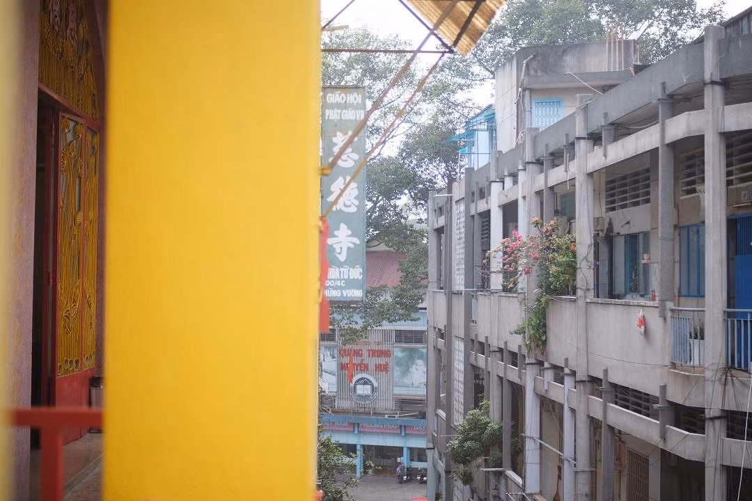Nhiều người dân thường xuyên đến chùa cầu bình an, đông nhất là vào ngày rằm tháng 7, Tết cổ truyền...
