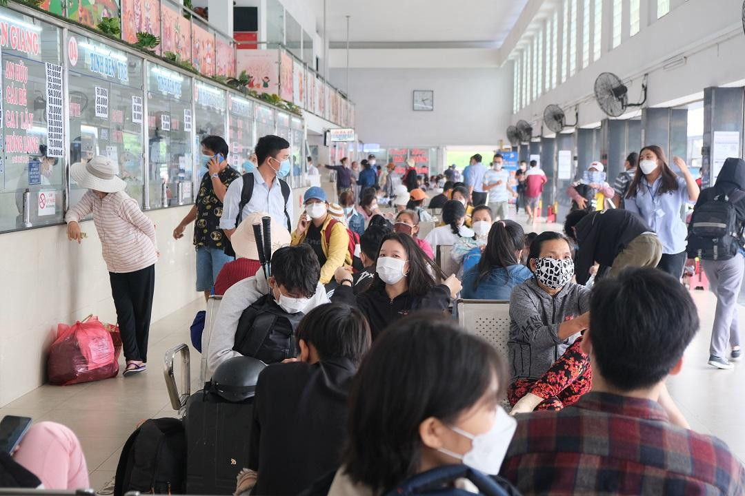 Tương tự, tại bến xe Miền Tây có khá đông hành khách mua vé đi về các tỉnh miền Tây nghỉ lễ 30/4 và 1/5.