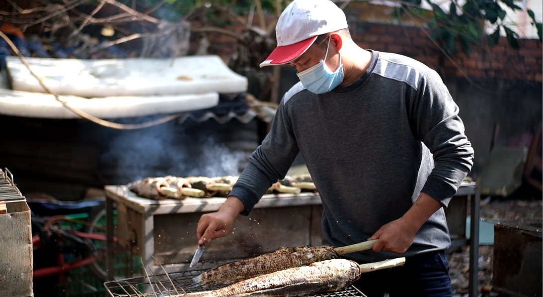 Cá được xiên vào một cây mía nhỏ và nướng trên lửa than khoảng 25-30 phút cho chín vàng sẫm lớp vỏ ngoài. Cá nướng xong sẽ dùng dao cạo hết lớp than. Cá được xiên vào một cây mía nhỏ và nướng trên lửa than khoảng 25-30 phút cho chín vàng sẫm lớp vỏ ngoài. Cá nướng xong sẽ dùng dao cạo hết lớp than.