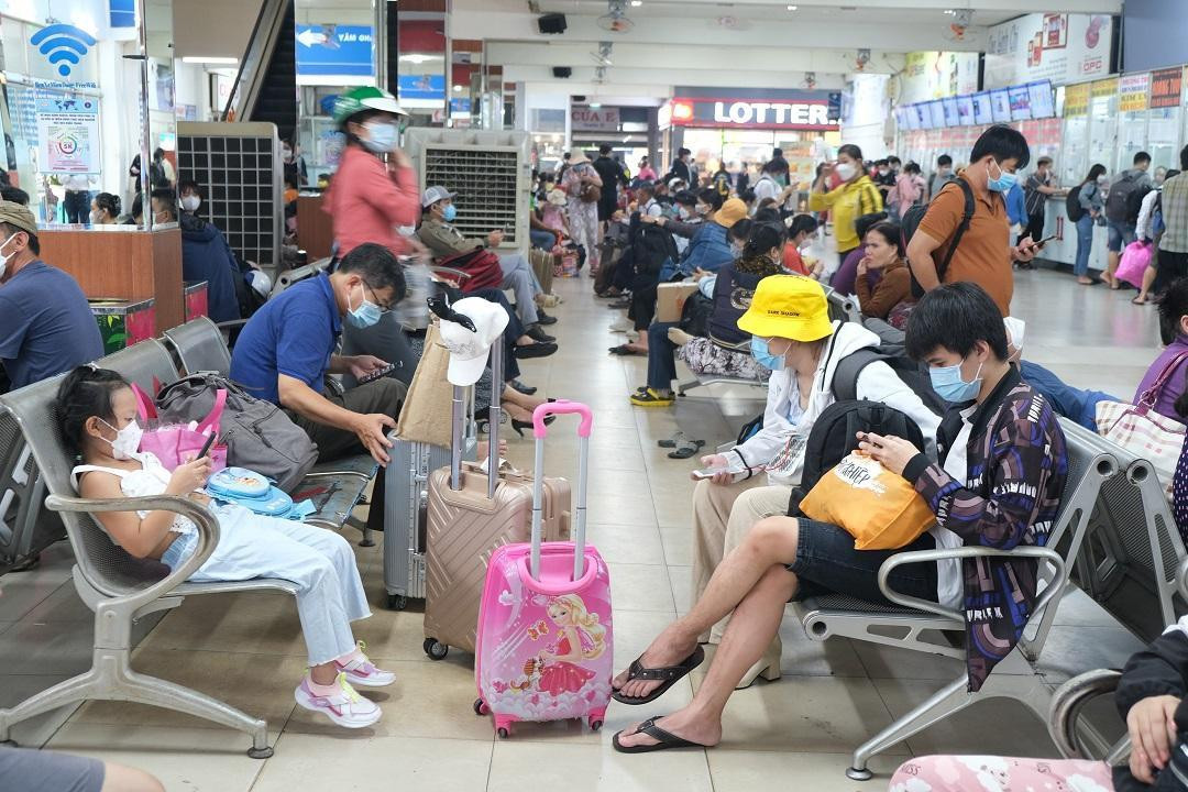 Trong khi đó, tại bến xe miền Đông cũ, tính từ ngày 1 đến 13-6, mỗi ngày trung bình có 12.930 hành khách và 783 xe xuất bến, con số này tăng mạnh, đột biến vào các dịp lễ, tết. Trong khi đó, tại bến xe miền Đông cũ, tính từ ngày 1 đến 13-6, mỗi ngày trung bình có 12.930 hành khách và 783 xe xuất bến, con số này tăng mạnh, đột biến vào các dịp lễ, tết.