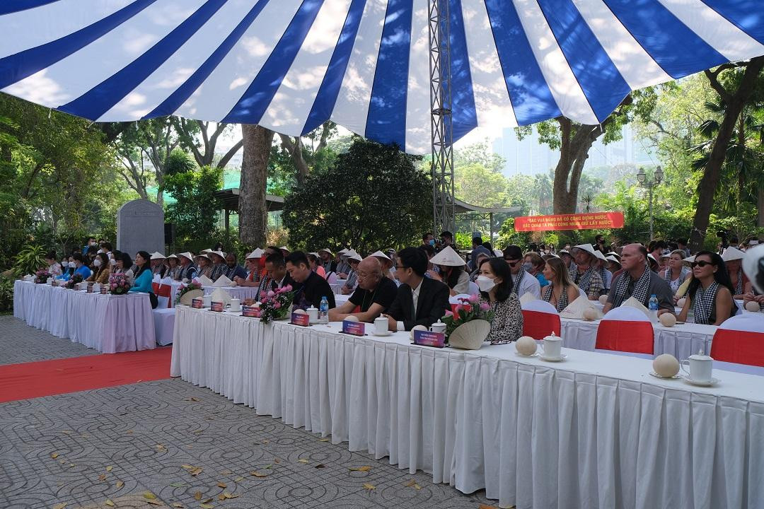 Lễ đón đoàn khách du lịch quốc tế lớn đến tham quan TP.HCM do Sở Du lịch TP.HCM tổ chức vào sáng ngày 8/4. Lễ đón đoàn khách du lịch quốc tế lớn đến tham quan TP.HCM do Sở Du lịch TP.HCM tổ chức vào sáng ngày 8/4.