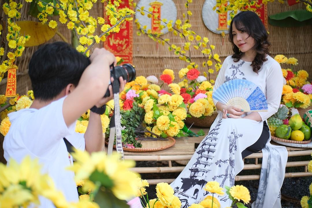 Giới trẻ xúng xính diện áo dài chụp ảnh đón xuân. Giới trẻ xúng xính diện áo dài chụp ảnh đón xuân.