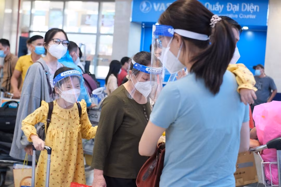 Hành khách Nguyễn Thị Tuyết Nhung (quê Quãng Ngãi) cho biết: "Tôi nghỉ Tết dài ngày nên mang theo khá nhiều hành lý, do đó việc di chuyển, chờ đợi đến lượt check-in khá mệt mỏi. Dự đoán thời điểm này lượng khách đến đây khá đông nên tôi cũng tranh thủ đi sớm tránh bị trễ chuyến bay. Ngoài ra, tôi cũng mặc thêm đồ bảo hộ y tế, kính chống giọt bắn để phòng dịch".
