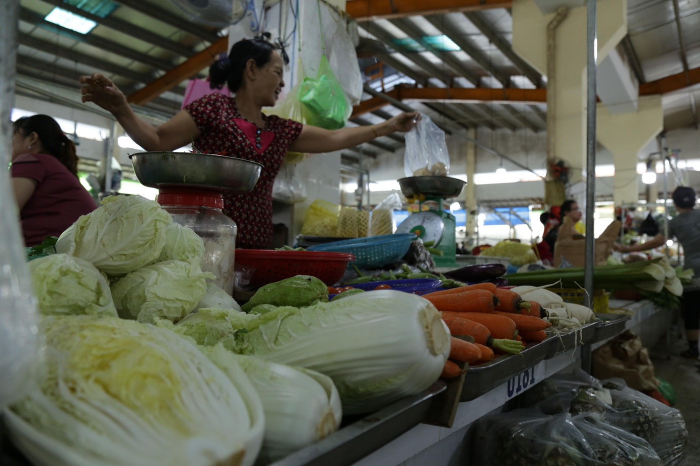 Các mặt hàng rau củ, quả tại các chợ truyền thống tại TPHCM đang có xu hướng "hạ nhiệt". Ảnh: Hoàng Trang.