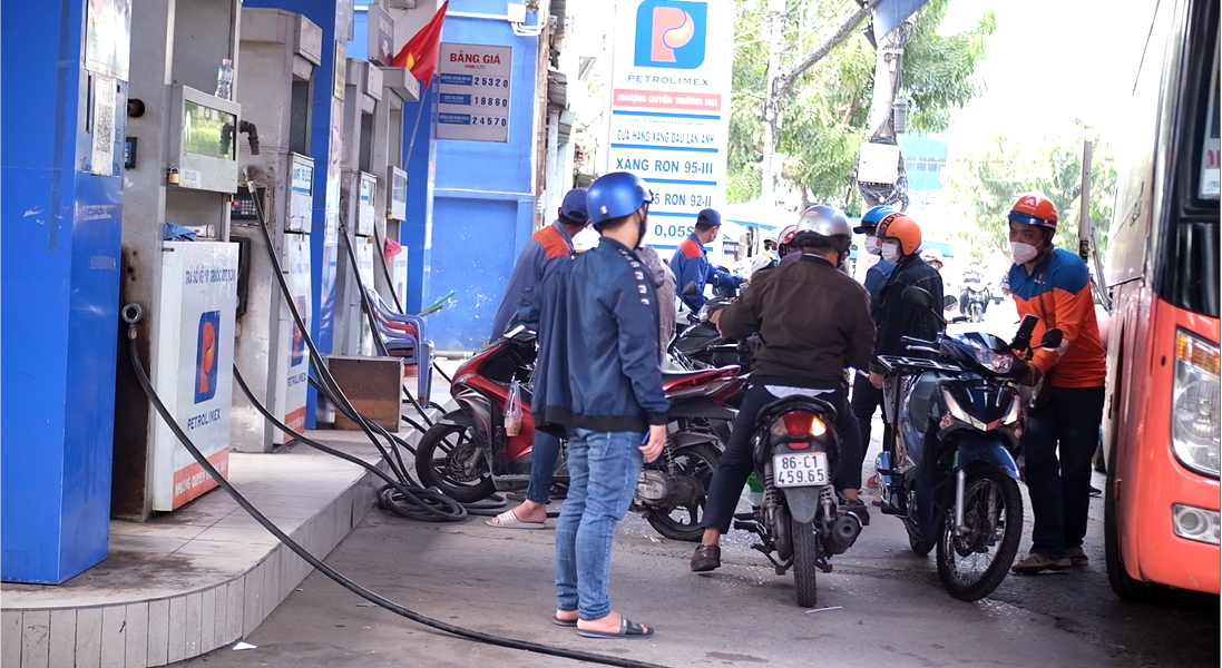 Doanh nghiệp vận tải bị tác động rất lớn khi giá xăng dầu tăng. Doanh nghiệp vận tải bị tác động rất lớn khi giá xăng dầu tăng.