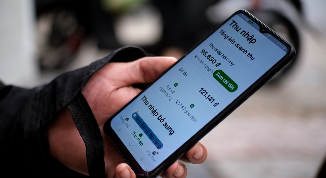 Nhiều tài xế xe ôm bị giảm thu nhập khi giá xăng dầu tăng quá cao.