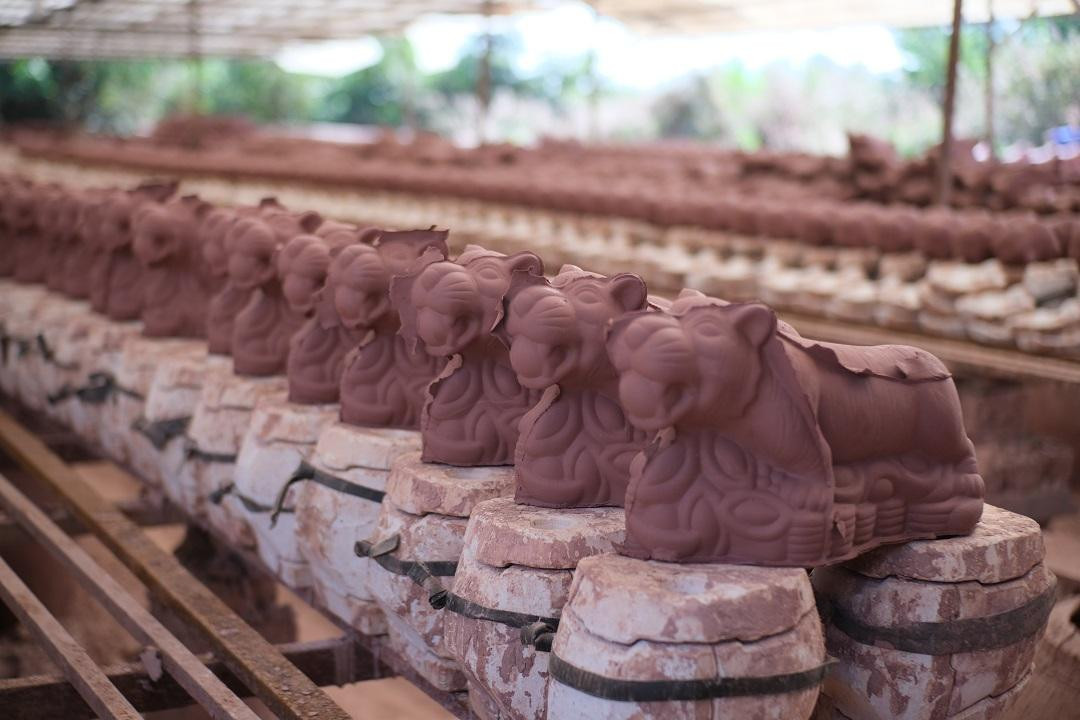 Trung bình một ngày, lò nung của chị Hợp sản xuất được khoảng 800 con “hổ ngậm ngọc”. Trung bình một ngày, lò nung của chị Hợp sản xuất được khoảng 800 con “hổ ngậm ngọc”.