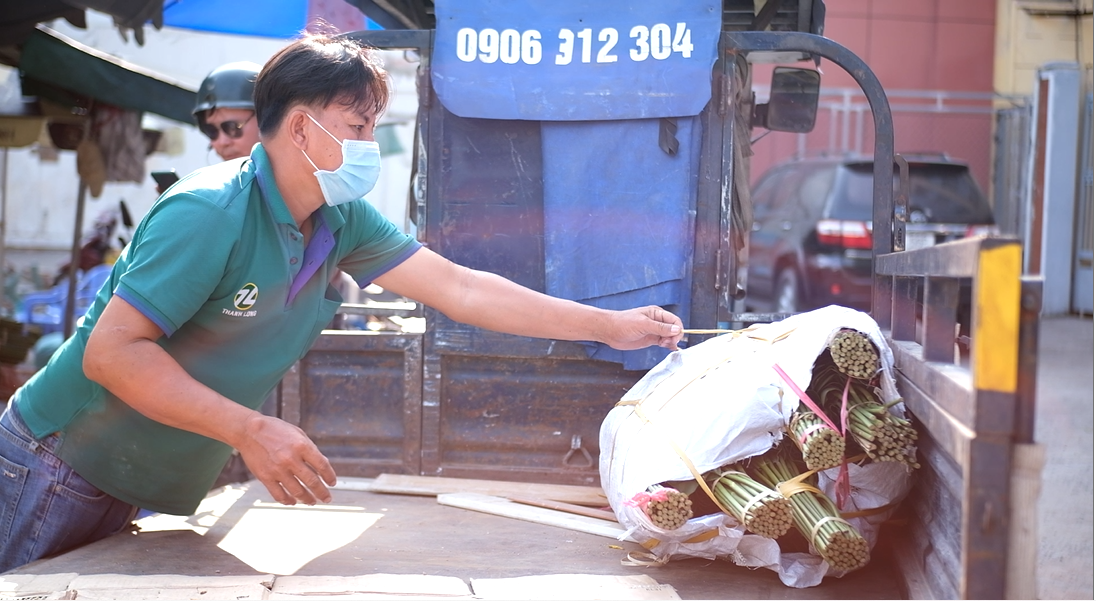 Sạp của bà Hoàng Thị Thu nhập thêm lá dong về để bán vào những ngày cao điểm sắp tới. Sạp của bà Hoàng Thị Thu nhập thêm lá dong về để bán vào những ngày cao điểm sắp tới.