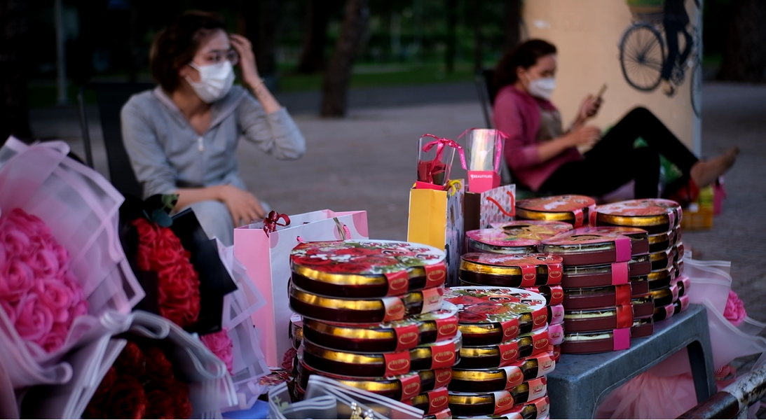 Chị Nguyễn Thị Mộng Thu cho biết, gian hàng của chị bán trong dịp này gồm hoa hồng và socola có giá dao động từ 50.000-700.000 đồng, đây đều là những mặt hàng ưa chuộng của giới trẻ trong ngày Valentine. &quot;Năm nay, ngoài các mặt hàng như hoa hồng sáp, socola, tôi cũng bán thêm hoa hồng tươi nhưng vì giá hoa hồng tươi khá cao nên chỉ nhập một số lượng ít để bán&quot;, chị Thu nói.