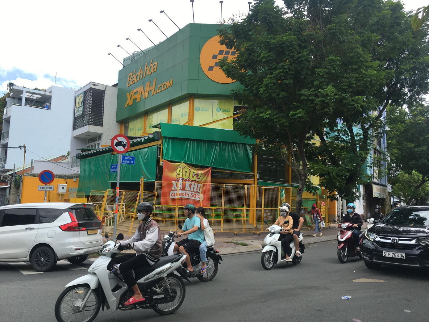 Bách Hóa Xanh trên đường Hoàng Sa, quận 1 tạm ngưng sau chưa đầy 1 năm mở cửa. Bách Hóa Xanh trên đường Hoàng Sa, quận 1 tạm ngưng sau chưa đầy 1 năm mở cửa.