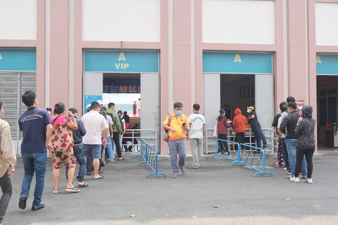 Để đảm bảo trật tự khi vào mua vé, BTC đã yêu cầu các khán giả xếp hàng và cho từng đợt 10 người vào mua để tránh tình trạng chen lấn, giành giật nhau.