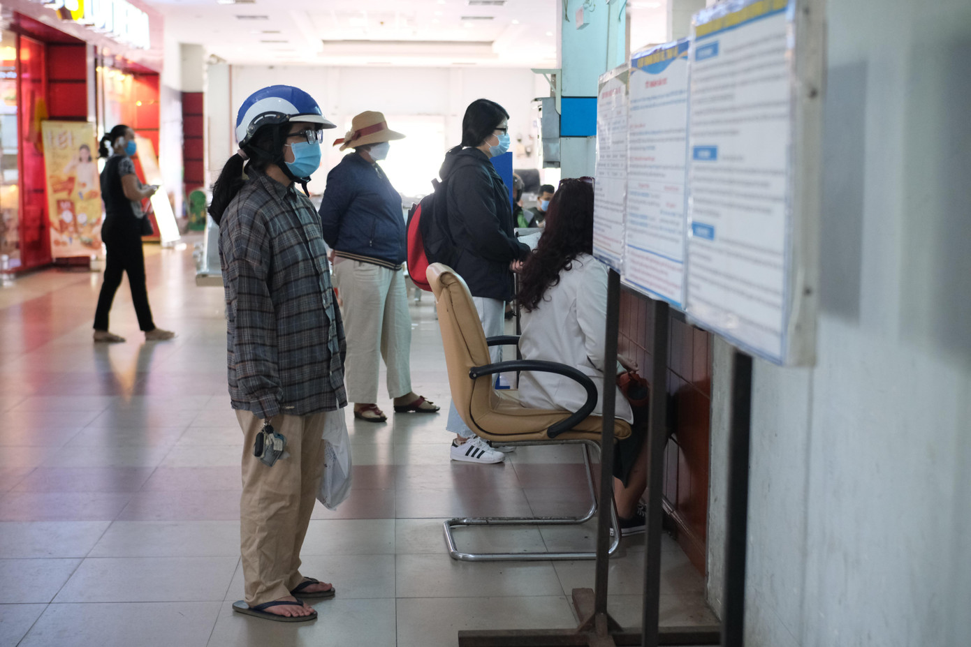 Chị Nguyễn Vân Anh (ngụ quận Tân Bình, TP.HCM) cho biết: "Ban đầu tôi cũng e ngại về quy định cách ly khi về quê đón Tết. Tuy nhiên, sau khi TP.HCM đã trở thành vùng xanh, giờ về quê chỉ cần khai báo y tế mà không phải cách ly ở nhà nên tôi cảm thấy yên tâm về quê đón Tết cùng gia đình".