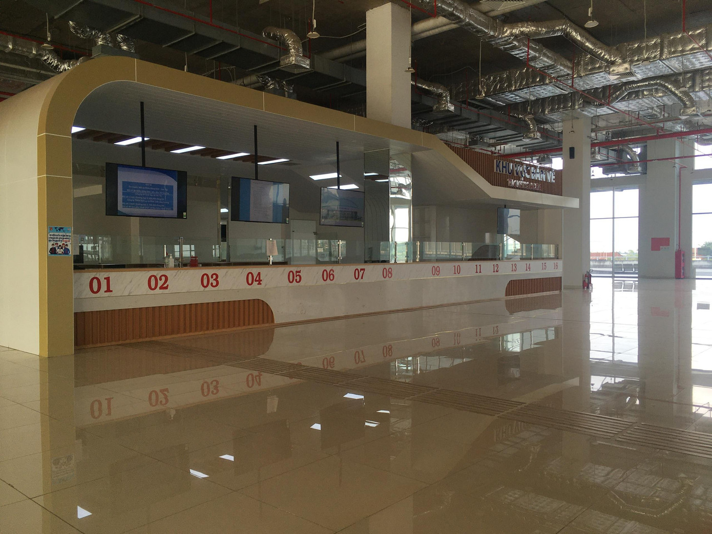 Với mục tiêu đảm nhận sản lượng lên đến 7 triệu khách, bến xe Miền Đông mới được kỳ vọng kết hợp với sân bay Long Thành trong tương lai và tuyến metro số 1 sắp đưa vào hoạt động sẽ tạo nên hệ thống hạ tầng giao thông hoàn chỉnh cho cửa ngõ của thành phố Thủ Đức. Tuy nhiên, đã gần 2 năm đưa vào vận hành, bến xe 4.000 tỷ đồng này lâm vào tình trạng vắng khách. Với mục tiêu đảm nhận sản lượng lên đến 7 triệu khách, bến xe Miền Đông mới được kỳ vọng kết hợp với sân bay Long Thành trong tương lai và tuyến metro số 1 sắp đưa vào hoạt động sẽ tạo nên hệ thống hạ tầng giao thông hoàn chỉnh cho cửa ngõ của thành phố Thủ Đức. Tuy nhiên, đã gần 2 năm đưa vào vận hành, bến xe 4.000 tỷ đồng này lâm vào tình trạng vắng khách.