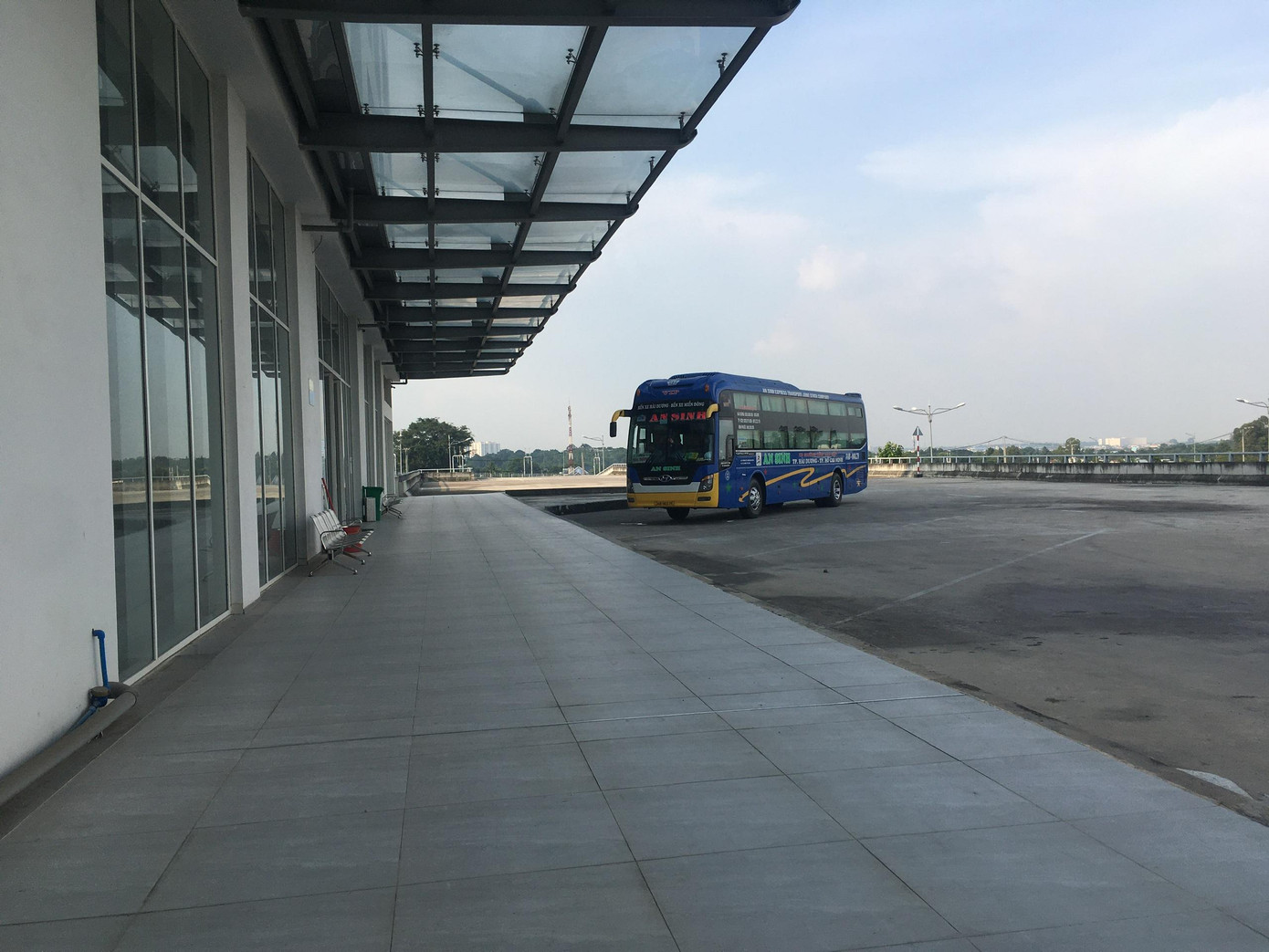 Theo đại diện BXMĐ, đến thời điểm này hai bến cũ và mới vẫn đang trong quá trình di dời thuộc giai đoạn 1. Sau khi các tuyến ở giai đoạn 1 ổn định, TPHCM sẽ tiếp tục di dời các tuyến khác trong giai đoạn 2. "Hiện nay, chúng tôi không cho phép hoạt động đón khách (thuộc các tuyến đã di dời) trực tiếp tại bến cũ như trước, trừ các trường hợp xe trung chuyển. Tuy nhiên vẫn có một số nhà xe cố tình hẹn khách ở một vài điểm lân cận bến", đại diện BXMĐ cho hay. Theo đại diện BXMĐ, đến thời điểm này hai bến cũ và mới vẫn đang trong quá trình di dời thuộc giai đoạn 1. Sau khi các tuyến ở giai đoạn 1 ổn định, TPHCM sẽ tiếp tục di dời các tuyến khác trong giai đoạn 2. "Hiện nay, chúng tôi không cho phép hoạt động đón khách (thuộc các tuyến đã di dời) trực tiếp tại bến cũ như trước, trừ các trường hợp xe trung chuyển. Tuy nhiên vẫn có một số nhà xe cố tình hẹn khách ở một vài điểm lân cận bến", đại diện BXMĐ cho hay.