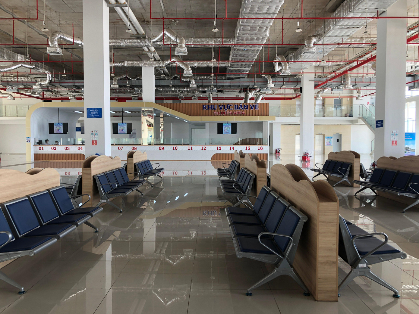 Ghi nhận của PV Tiền Phong chiều ngày 16/6, bên trong nhà ga có khoảng bốn nhân viên bảo vệ và một số nhân viên thông tin túc trực. Khu vực bán vé xe và ghế chờ gần như không có hành khách chờ xe. Nhân viên tại đây cho biết, thi thoảng mới có hành khách đến mua vé, hầu như các nhà xe vào bến chỉ để thông qua lệnh xuất bến. Ghi nhận của PV Tiền Phong chiều ngày 16/6, bên trong nhà ga có khoảng bốn nhân viên bảo vệ và một số nhân viên thông tin túc trực. Khu vực bán vé xe và ghế chờ gần như không có hành khách chờ xe. Nhân viên tại đây cho biết, thi thoảng mới có hành khách đến mua vé, hầu như các nhà xe vào bến chỉ để thông qua lệnh xuất bến.