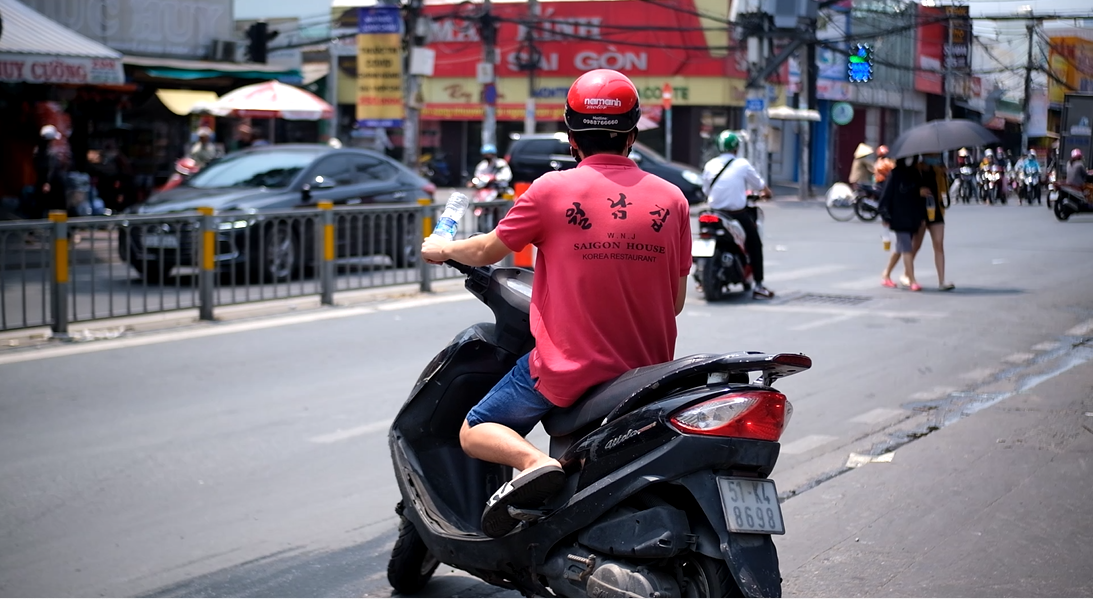 Một người dân mang theo chai nhựa đến để mua xăng dự trữ nhưng phải quay ra khi cửa hàng treo biển: "Hết xăng". Một người dân mang theo chai nhựa đến để mua xăng dự trữ nhưng phải quay ra khi cửa hàng treo biển: "Hết xăng".