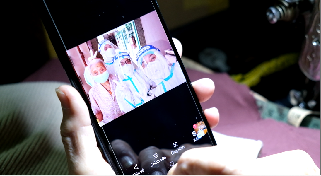 Tinh thần lạc quan của má Ba khiến nhân viên y tế, điều dưỡng ngưỡng mộ. Tinh thần lạc quan của má Ba khiến nhân viên y tế, điều dưỡng ngưỡng mộ.