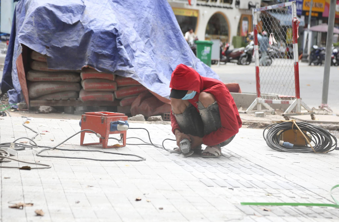 Công việc ốp lát đang được đơn vị thi công triển khai đúng tiến độ và chất lượng để đem lại diện mạo mới sạch đẹp cho vỉa hè xung quanh khu vực Hồ Con Rùa. Công việc ốp lát đang được đơn vị thi công triển khai đúng tiến độ và chất lượng để đem lại diện mạo mới sạch đẹp cho vỉa hè xung quanh khu vực Hồ Con Rùa.