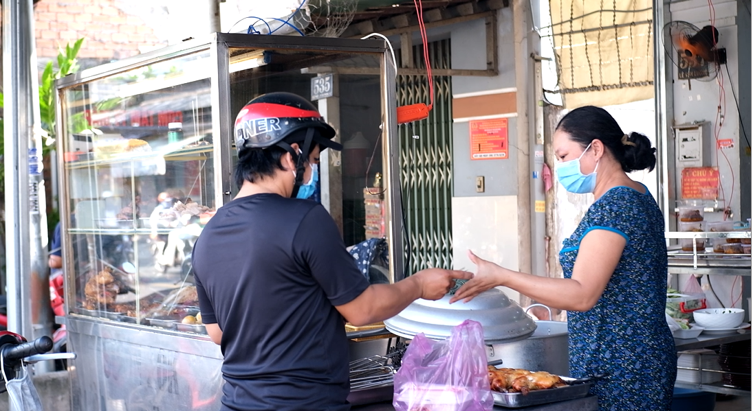 Chủ cửa hàng kinh doanh ăn uống vật vã vì cơn bão giá xăng, gas tăng cao.