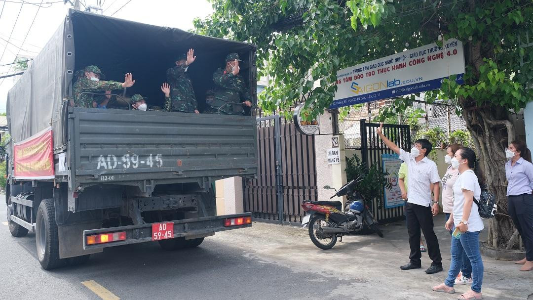 Khi chuyến xe lăn bánh ai nấy cũng đều xúc động, động viên nhau giữ gìn sức khỏe. Khi chuyến xe lăn bánh ai nấy cũng đều xúc động, động viên nhau giữ gìn sức khỏe.