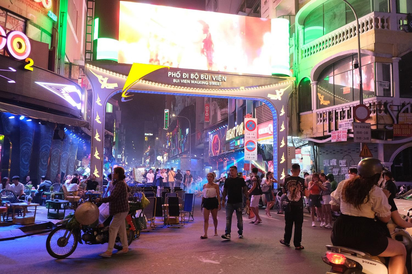 Lượng du khách ngày một tăng giúp cho hoạt động kinh doanh của các cơ sở lưu trú như nhà nghỉ, khách sạn, hàng quán tại đây trở nên thuận lợi hơn.