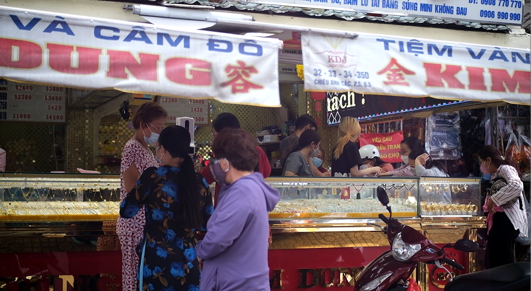 Còn 2 ngày nữa mới đến ngày vía Thần Tài (mùng 10 tháng Giêng âm lịch) nhưng nhiều người dân đã đến các cửa hàng mua vàng từ sớm để cầu tài lộc cho đầu năm mới.
