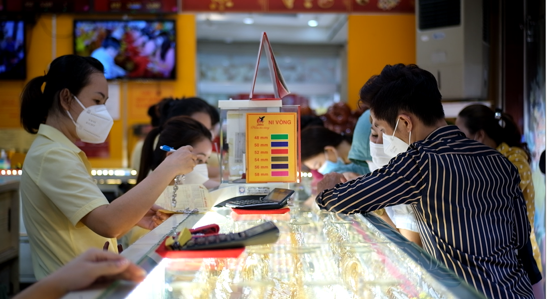 Theo quan niệm dân gian, ngày mùng 10 tháng Giêng âm lịch hàng năm được coi là ngày vía Thần Tài. Vào ngày này, vị Thần Tài sẽ bay về trời nên người dân thường có xu hướng mua sắm vàng để cầu mong may mắn, hanh thông suốt cả năm.