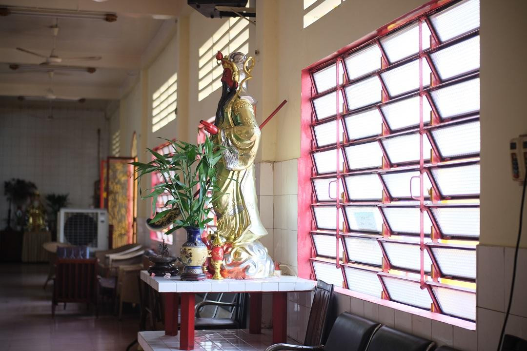 Dọc hành lang bên trong chánh điện đặt bàn thờ 2 vị thần hộ pháp.