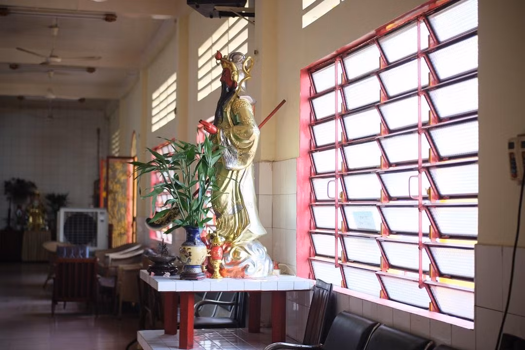 Dọc hành lang bên trong chánh điện đặt bàn thờ 2 vị thần hộ pháp.