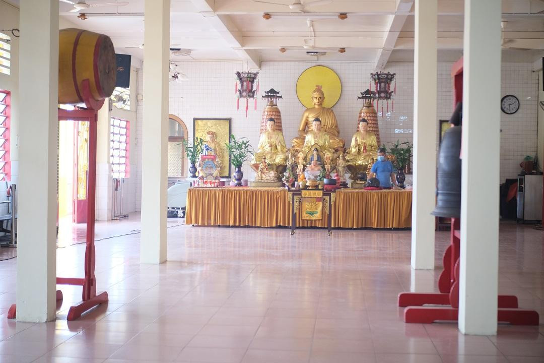 Sư thầy Thích Chấn Khải, người trông coi chùa cho biết: "Ngôi chùa được hình thành do người chủ của chung cư này là người một lòng hướng Phật nên khi xây đã dành hẳn dãy tầng trên cùng gồm 10 căn hộ hợp lại để làm chùa và mời thầy tôi về trụ trì. Hiện, bên trong chùa các hệ thống cột kèo, trần, nền... đều được giữ nguyên như thiết kế ban đầu của chung cư nhằm đảo bảo kết cấu chung".