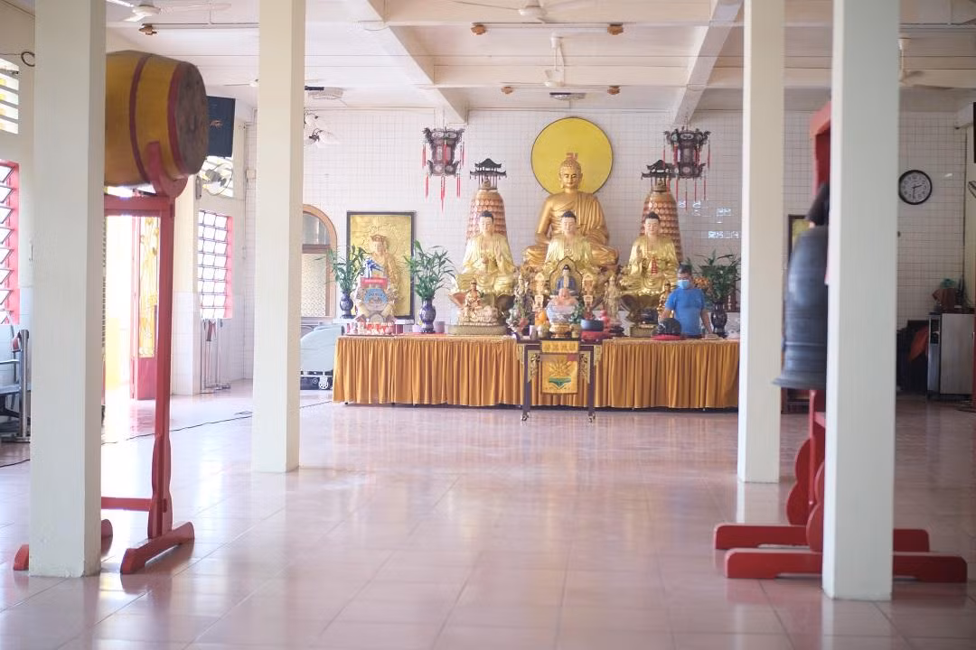 Sư thầy Thích Chấn Khải, người trông coi chùa cho biết: "Ngôi chùa được hình thành do người chủ của chung cư này là người một lòng hướng Phật nên khi xây đã dành hẳn dãy tầng trên cùng gồm 10 căn hộ hợp lại để làm chùa và mời thầy tôi về trụ trì. Hiện, bên trong chùa các hệ thống cột kèo, trần, nền... đều được giữ nguyên như thiết kế ban đầu của chung cư nhằm đảo bảo kết cấu chung".