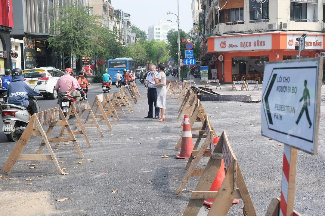 Đơn vị thi công lắp thêm các rào chắn phụ để phân luồng các phương tiện tham gia giao thông.