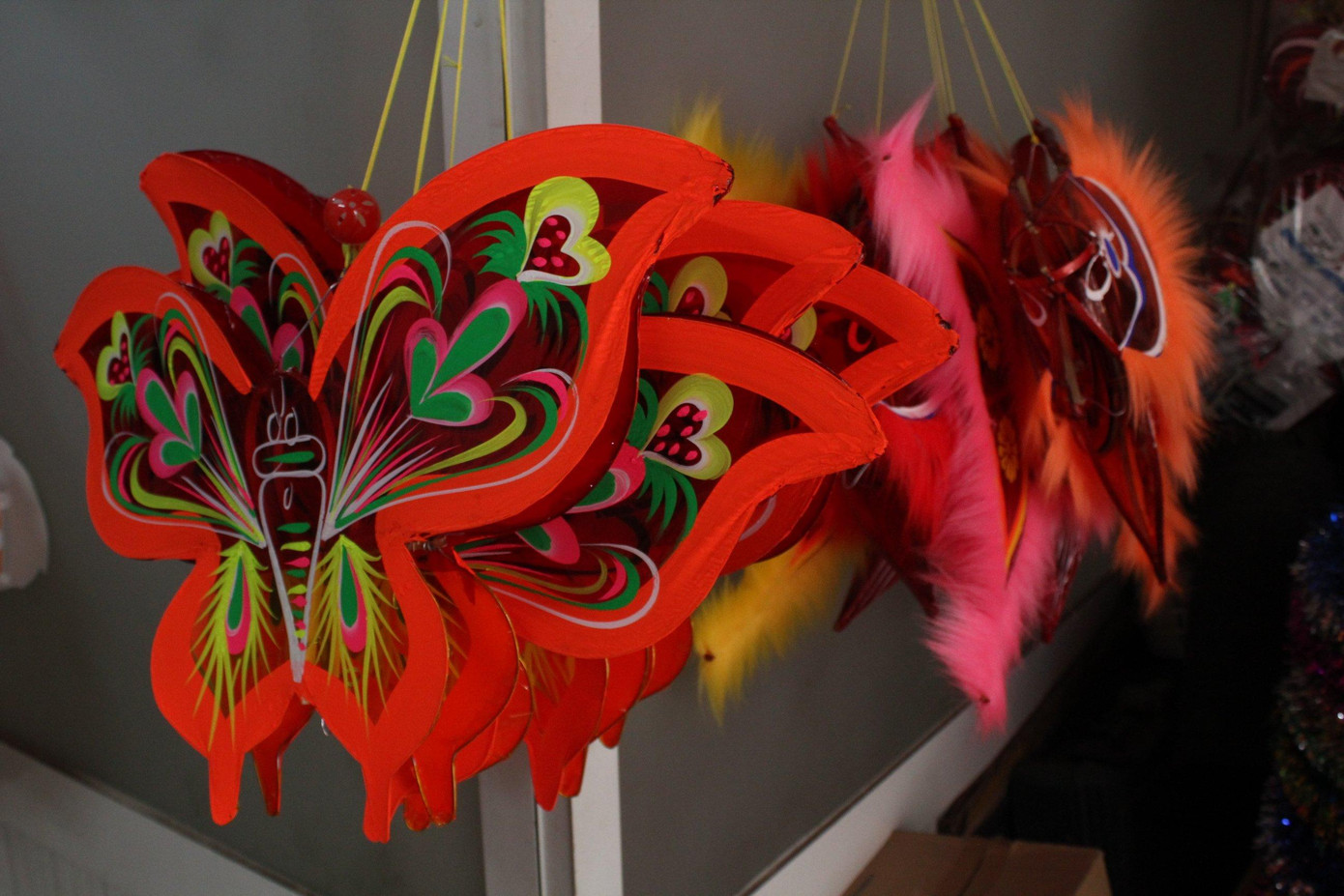 Nhiều mẫu mã lồng đèn trung thu truyền thống được cải tiến đã hết hàng từ sớm.