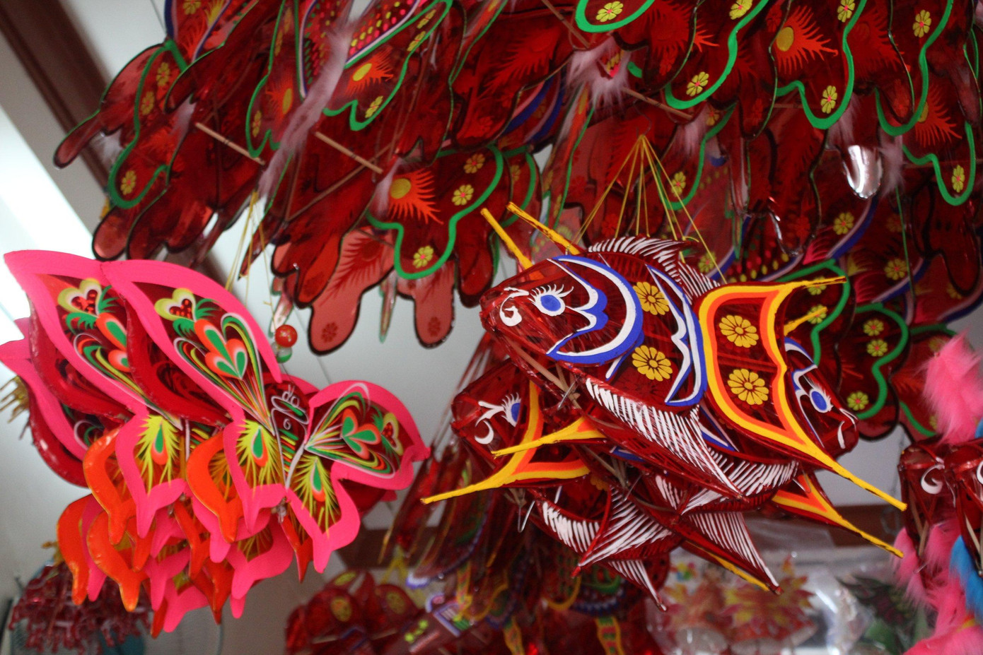 Trước sự ra đời ngày càng mạnh mẽ của những loại lồng đèn điện tử hiện đại, những loại đèn trung thu truyền thống cũng đang tìm đường đi để giữ khách hàng.