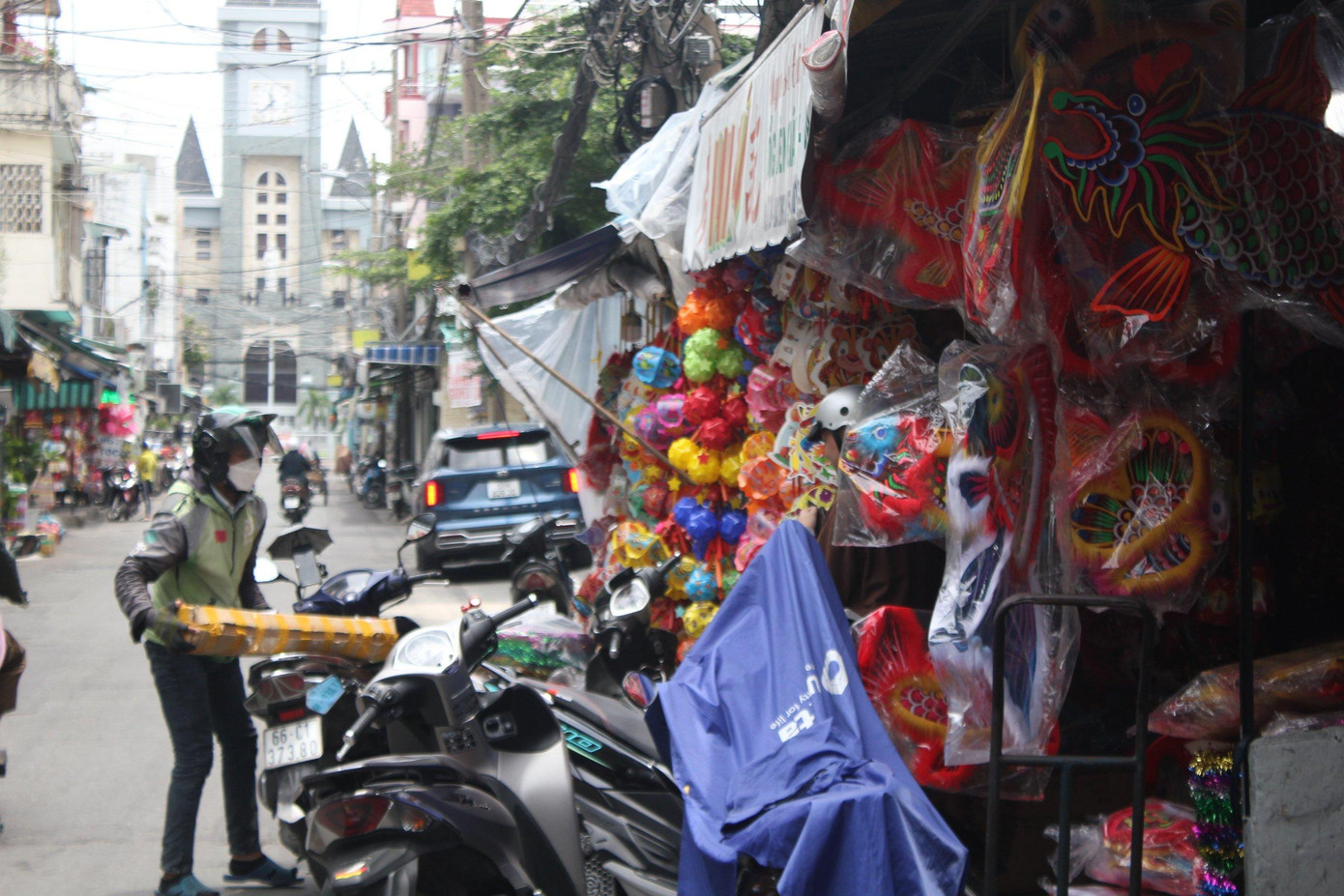 Đã tồn tại hơn 50 năm, làng nghề sản xuất lồng đèn Phú Bình trải qua biết bao nhiêu thăng trầm trong cuộc tìm kế sinh nhai.
