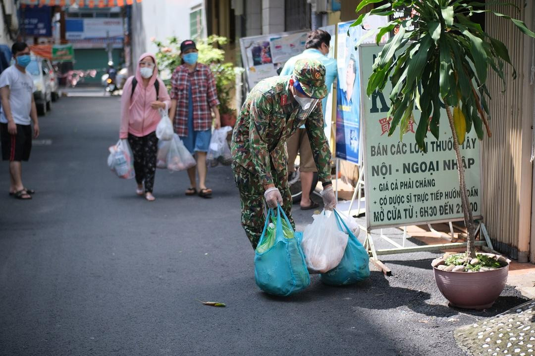 Được bộ đội hỗ trợ mang đồ về đến tận nhà, bà Trần Thị Hồng Vân (ngụ phường 3, TP.HCM) vui mừng cho biết: “Đây cũng là lần đầu tiên được đi chợ mua sắm nên tôi cũng mua khá nhiều đồ cho gia đình, đang loay hoay không biết làm cách nào để xách hết từng bịch đồ này về đến nhà thì may mắn khi được các chú bộ đội hỗ trợ, tôi thật sự cảm động”