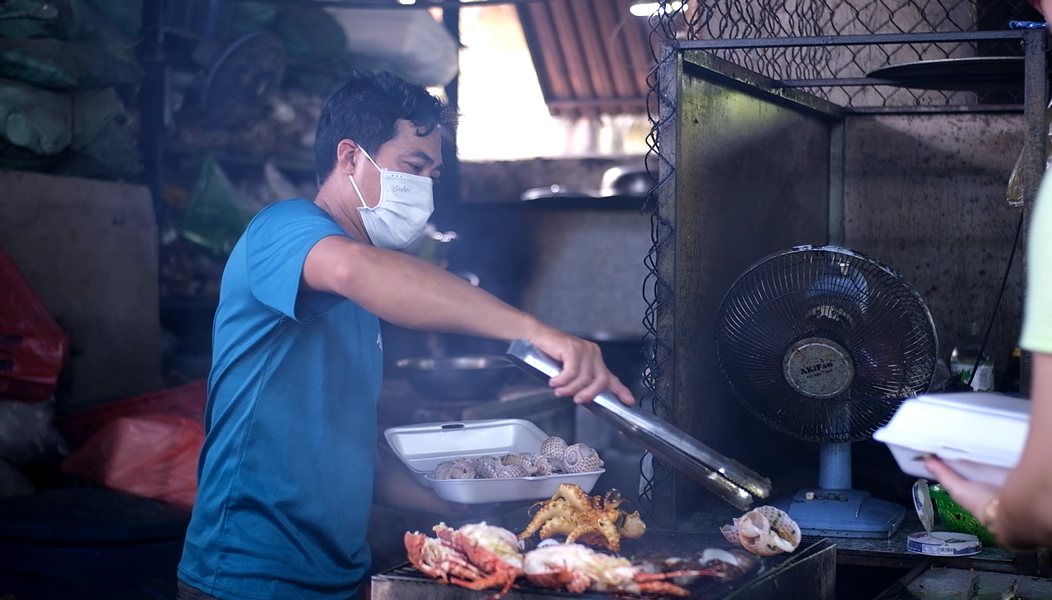 Tại mỗi quầy hàng, sẽ luôn luôn có một người chế biến các món ăn phục vụ du khách