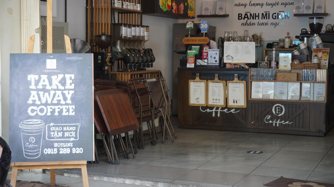 Một quán cà phê trên đường Nguyễn Duy Dương (quận 5, TP HCM) không tiếp khách tại quán, chỉ bán mang về