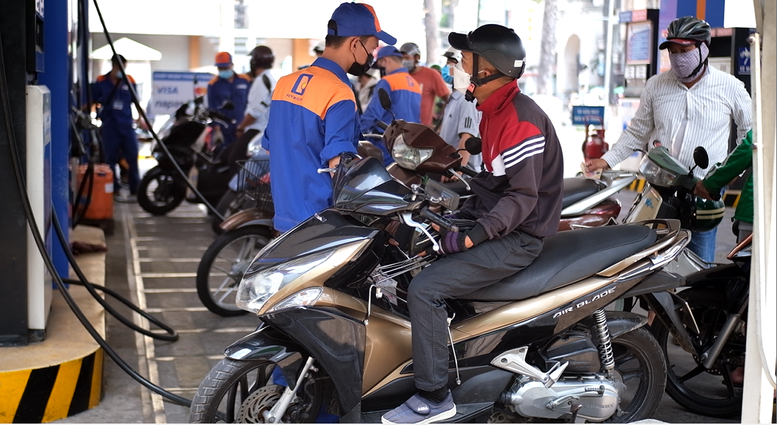 Ghi nhận của PV Tiền Phong, vào khoảng 12h ngày 11/3, tại cây xăng dầu số 18 trên đường Trần Hưng Đạo (quận 5) có rất đông khách đến đổ xăng, nhân viên cây xăng làm việc không ngơi tay khi khách ra vào liên tục. Ghi nhận của PV Tiền Phong, vào khoảng 12h ngày 11/3, tại cây xăng dầu số 18 trên đường Trần Hưng Đạo (quận 5) có rất đông khách đến đổ xăng, nhân viên cây xăng làm việc không ngơi tay khi khách ra vào liên tục.