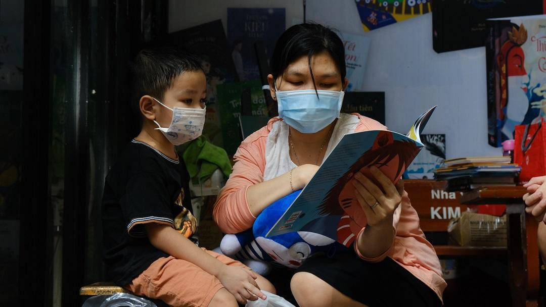 Trẻ em thích thú khi được mẹ đọc sách cho nghe..