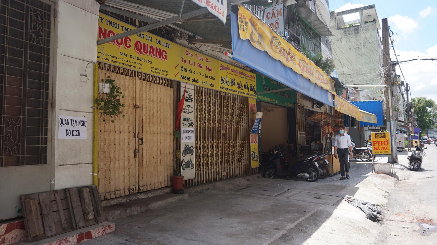 Một số cửa hàng trên đường Vĩnh Viễn (quận 10, TP HCM) tạm ngưng hoạt động do dịch.