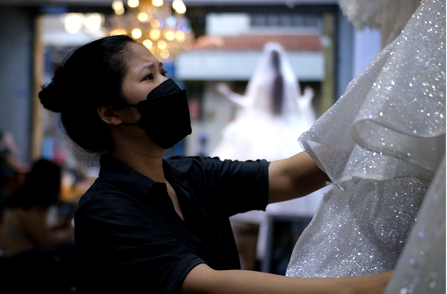 Theo nhiều chủ cửa hàng váy cưới ở đường Hồ Văn Huê cho biết, những ngày này dù công việc tất bật nhưng ai nấy cũng đều vui vẻ vì nhịp làm việc đã dần quay trở lại như thời điểm chưa có dịch. Theo nhiều chủ cửa hàng váy cưới ở đường Hồ Văn Huê cho biết, những ngày này dù công việc tất bật nhưng ai nấy cũng đều vui vẻ vì nhịp làm việc đã dần quay trở lại như thời điểm chưa có dịch.